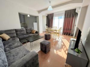 Zona d'estar a Scanderbeg Square 2BR APT