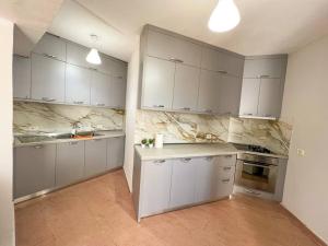 Köök või kööginurk majutusasutuses Scanderbeg Square 2BR APT
