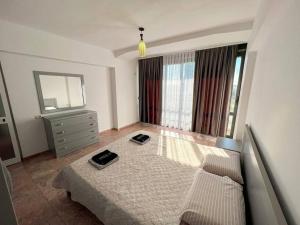 Llit o llits en una habitació de Scanderbeg Square 2BR APT