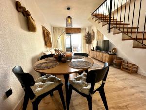 a dining room with a wooden table and chairs at Apartamento Tulum in San Blas