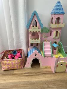 a pink playset with a castle and a basket at Appartement et Studio Gîtes de L'Odet in Clohars-Fouesnant