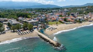 - une vue aérienne sur une plage dotée de tables et de chaises dans l'établissement Kalyves Beach Hotel, à Kalyves