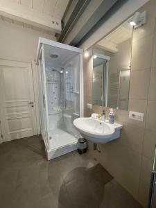 A bathroom at Casa Giulietta - ombrellone e 2 lettini inclusi