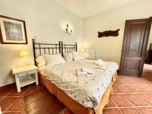 エルミグアにあるCasa El Patioのベッドルーム1室(ベッド1台、テーブル、ドア付)