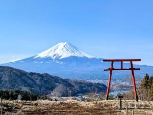 un torii devant une montagne enneigée dans l'établissement Lake Kawaguchiko, Vacation House, 3LDK BBQ OK !! 竹之家-Takenoya- Perfect for famiry and group travel !!, à Fujikawaguchiko