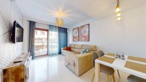Televízia a/alebo spoločenská miestnosť v ubytovaní Apartamento Bianca Beach