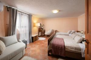 een slaapkamer met een bed, een bank en een raam bij Apartment Antonia in Novigrad Istria