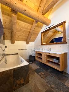 Koupelna v ubytování Almzauber Chalets - Haus Enzian inkl Infrarotliegen