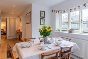 Un comedor con una mesa y un cartel de feliz salida. en Peach Cottage, en Poulton 17 fotos más