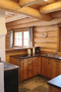 Kuchyň nebo kuchyňský kout v ubytování Almzauber Chalets - Haus Enzian inkl Infrarotliegen