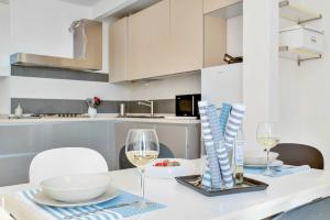 een keuken met een tafel met glazen wijn bij Equilibrium, Terre Marine, Marola in La Spezia