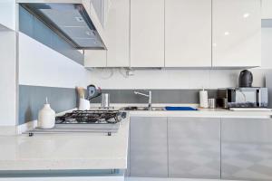 een keuken met witte kasten en een kookplaat oven bij Equilibrium, Terre Marine, Marola in La Spezia