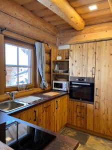 Kuchyň nebo kuchyňský kout v ubytování Almzauber Chalets - Haus Enzian inkl Infrarotliegen