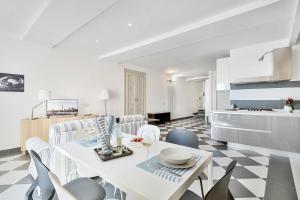 een witte eetkamer met een witte tafel en stoelen bij Equilibrium, Terre Marine, Marola in La Spezia