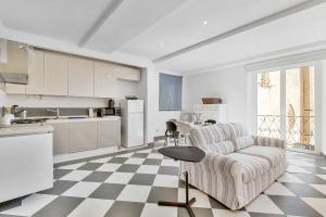 een woonkamer met een bank en een geruite vloer bij Equilibrium, Terre Marine, Marola in La Spezia