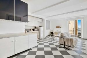 een keuken met een zwart-wit geblokte vloer bij Equilibrium, Terre Marine, Marola in La Spezia +8 foto's
