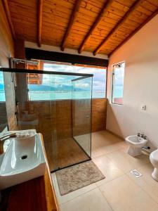 Vonios kambarys apgyvendinimo įstaigoje Linda casa em condomínio fechado com vista para Ilha das Cabras