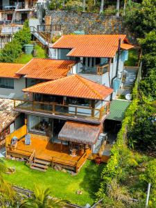 uma vista aérea de uma casa com um telhado laranja em Linda casa em condomínio fechado com vista para Ilha das Cabras em Ilhabela