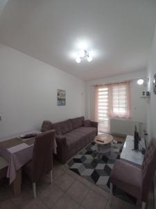 sala de estar con sofá y mesa en Lavander, en Banja Luka