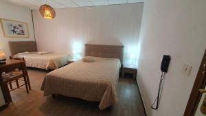 Postel nebo postele na pokoji v ubytování Hôtel du Roc