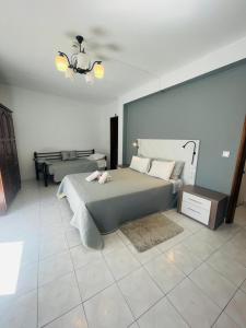 1 dormitorio con 1 cama grande y 1 mesa en Só Mar, en Vila Nova de Milfontes