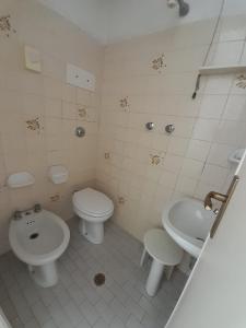 La salle de bains est pourvue de toilettes, d'un bidet et d'un lavabo. dans l'établissement Hotel Ardesia, à Rimini