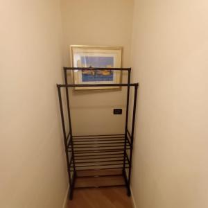 uma prateleira num quarto com uma porta em Appartamento Da Vinci 19 em Alassio