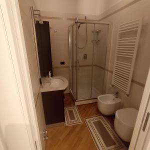 uma casa de banho com um chuveiro, um lavatório e um WC. em Appartamento Da Vinci 19 em Alassio