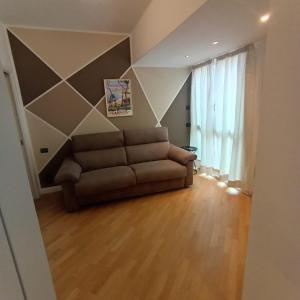 un soggiorno con divano e parete di Appartamento Da Vinci 19 ad Alassio