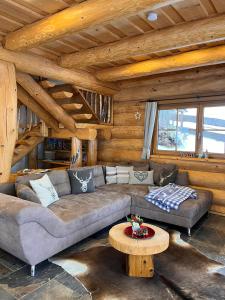 Posezení v ubytování Almzauber Chalets - Haus Enzian inkl Infrarotliegen