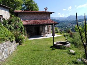 an external view of a stone house with a garden at Birillina Guest House di Laura Reni in Poggio