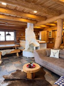 Posezení v ubytování Almzauber Chalets - Haus Enzian inkl Infrarotliegen