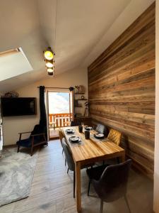 une salle à manger avec un mur en bois et une table dans l'établissement Chez Pierre, à Courchevel
