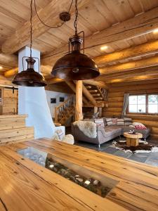Posezení v ubytování Almzauber Chalets - Haus Enzian inkl Infrarotliegen
