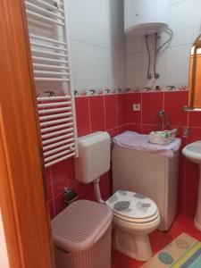 małą łazienkę z toaletą i umywalką w obiekcie Lavander w mieście Banja Luka