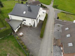 an overhead view of a house with a driveway at Ferienwohnung zum Nürburgring in Münk