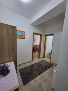 un soggiorno con pareti bianche e un tappeto di Lavander a Banja Luka