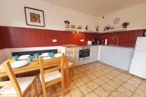 Η κουζίνα ή μικρή κουζίνα στο Komplett ausgestattete Ferienwohnung in Wermelskirchen +19 φωτογραφίες