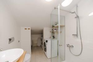 ein Badezimmer mit Dusche, Toilette und Waschbecken in der Unterkunft Sea view and More apartment in Novalja + 29 Fotos