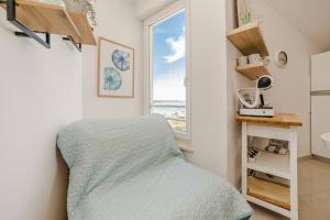 ein Schlafzimmer mit einem Bett und einem Fenster in der Unterkunft Sea view and More apartment in Novalja