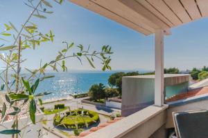 ein Balkon mit Blick auf das Meer in der Unterkunft Sea view and More apartment in Novalja