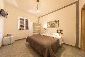 1 dormitorio con 1 cama grande en una habitación en B&B L'Aurora en Ceraso
