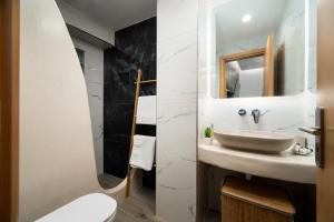 卡特瑞杜斯的住宿－Moonstone，一间带水槽和镜子的浴室