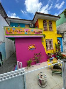 uma casa colorida com um sinal em Solcity Hostel em Salvador