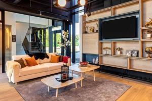 - un salon avec un canapé et une télévision dans l'établissement ibis Brussels Groot Bijgaarden, à Grand-Bigard