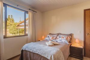 una camera con un letto e una grande finestra di Casa p/ 4, wifi, ar, gara a Joinville