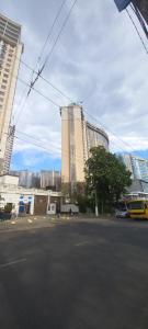 un gran edificio con una calle delante en 26 Perlyna Arcadia apartment, en Odessa