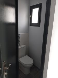 La salle de bains est pourvue de toilettes et d'une fenêtre. dans l'établissement Maison sud Vendée, à LʼAiguillon-sur-Mer