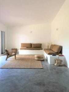 Χώρος καθιστικού στο Casa 70 - Surfboard included