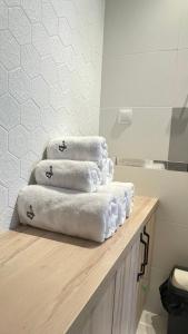 uma pilha de toalhas num balcão na casa de banho em Apartament AB Villa Mountain View Szklarska Poręba em Szklarska Poręba